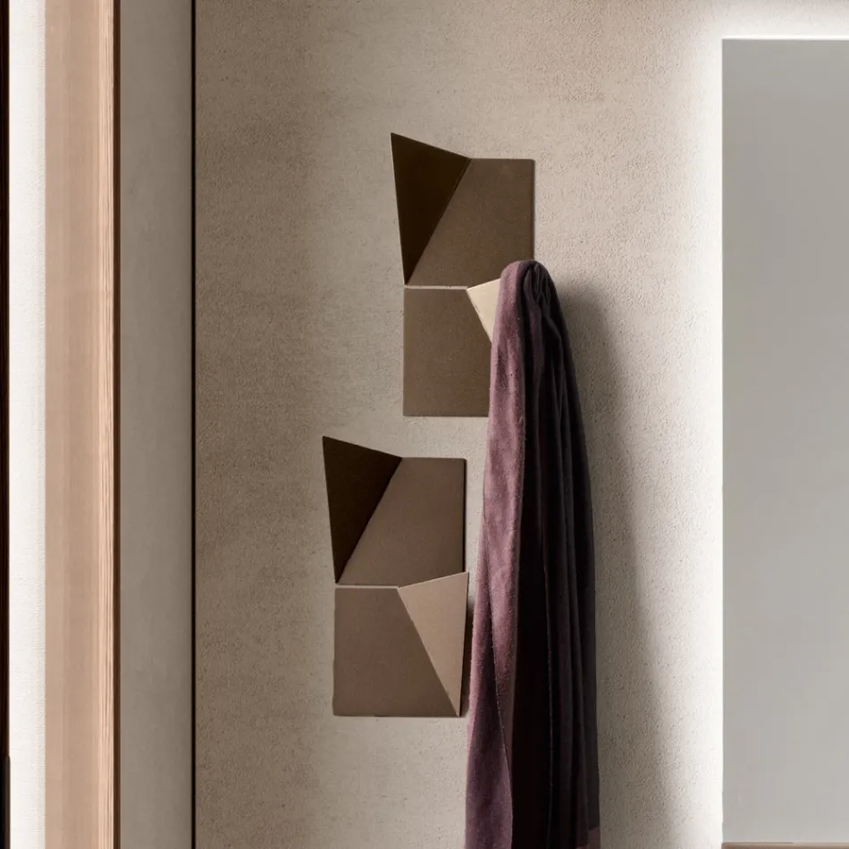 Perchero de pared metálico tricolor Alisea con detalle inclinado Viadurini