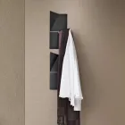 Perchero de pared metálico tricolor Alisea con detalle inclinado Viadurini