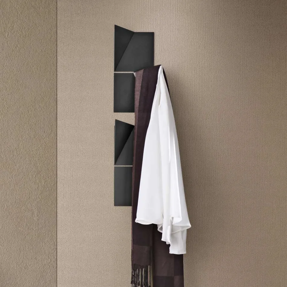 Perchero de pared metálico tricolor Alisea con detalle inclinado Viadurini