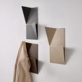 Perchero de pared metálico tricolor Alisea con detalle inclinado