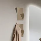 Perchero de pared metálico tricolor Alisea con detalle inclinado Viadurini