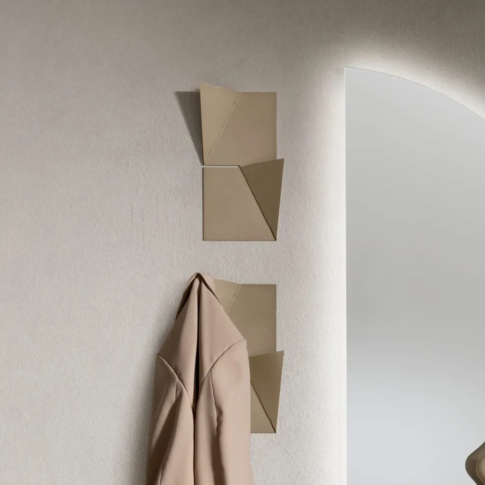 Perchero de pared metálico tricolor Alisea con detalle inclinado Viadurini
