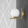 Lámpara de pared moderna en metal acabado latón y vidrio opal Made in Italy - Carima