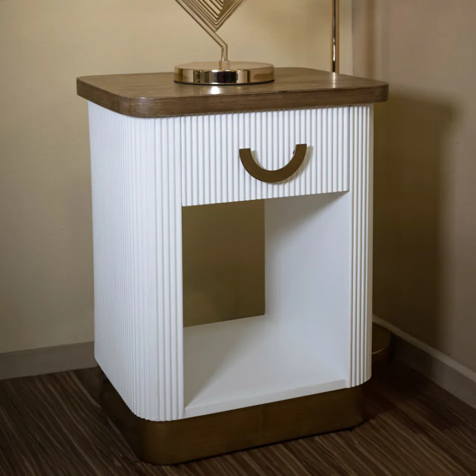 Mesita de noche de madera decorada con líneas en relieve con cajón y estante - Rachel Viadurini