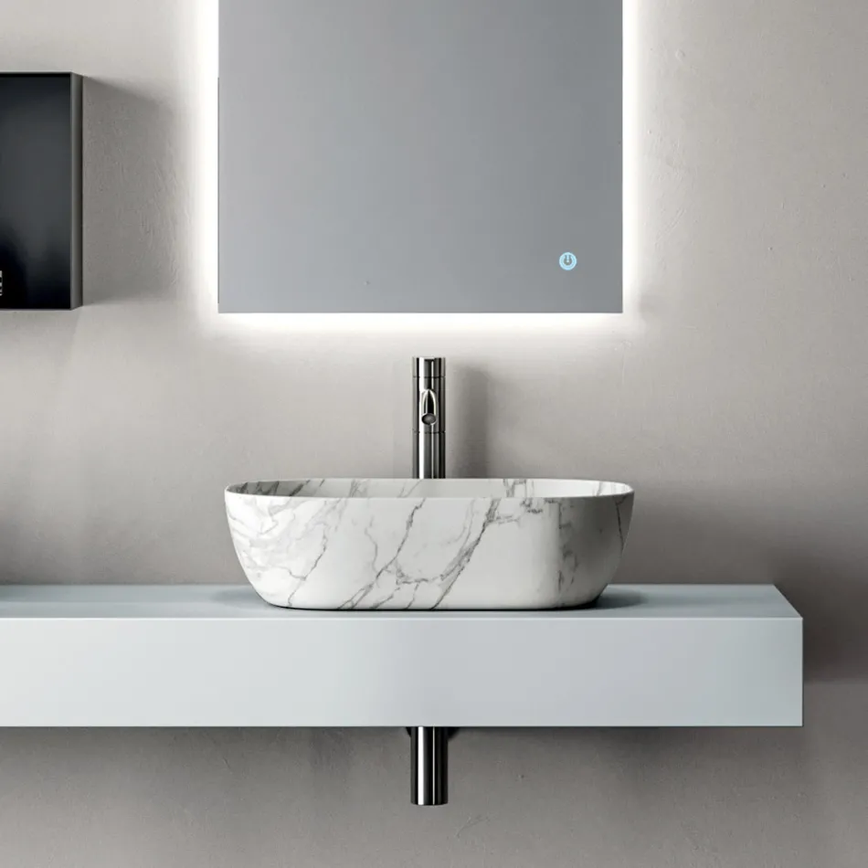 Composición de baño compuesta por estantería con lavabo, armarios de pared y espejo - Velaria Viadurini