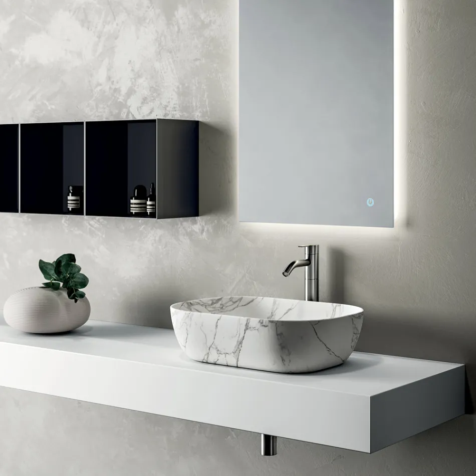Composición de baño compuesta por estantería con lavabo, armarios de pared y espejo - Velaria Viadurini