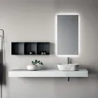 Composición de baño compuesta por estantería con lavabo, armarios de pared y espejo - Velaria Viadurini