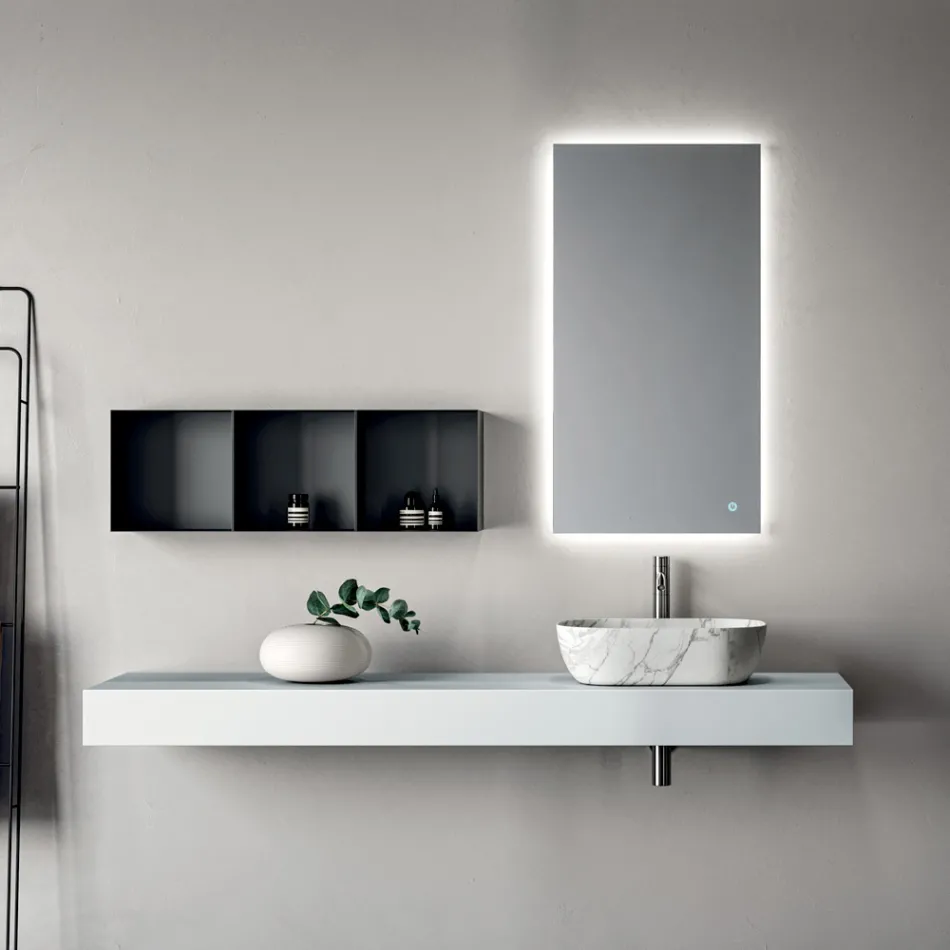 Composición de baño compuesta por estantería con lavabo, armarios de pared y espejo - Velaria Viadurini