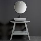 Composición de baño gris con espejo, mueble de teca y accesorios - Patryk Viadurini