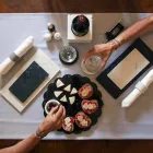 Dos posavasos en mármol blanco y gris con corcho Made in Italy - Jessa Viadurini