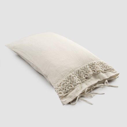 Funda de almohada de lino con encaje de Poema y cordones de mantequilla o negros Made in Italy - Masone Viadurini