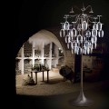 Lámpara de pie hecha con 30 vasos modelo Sauvignon