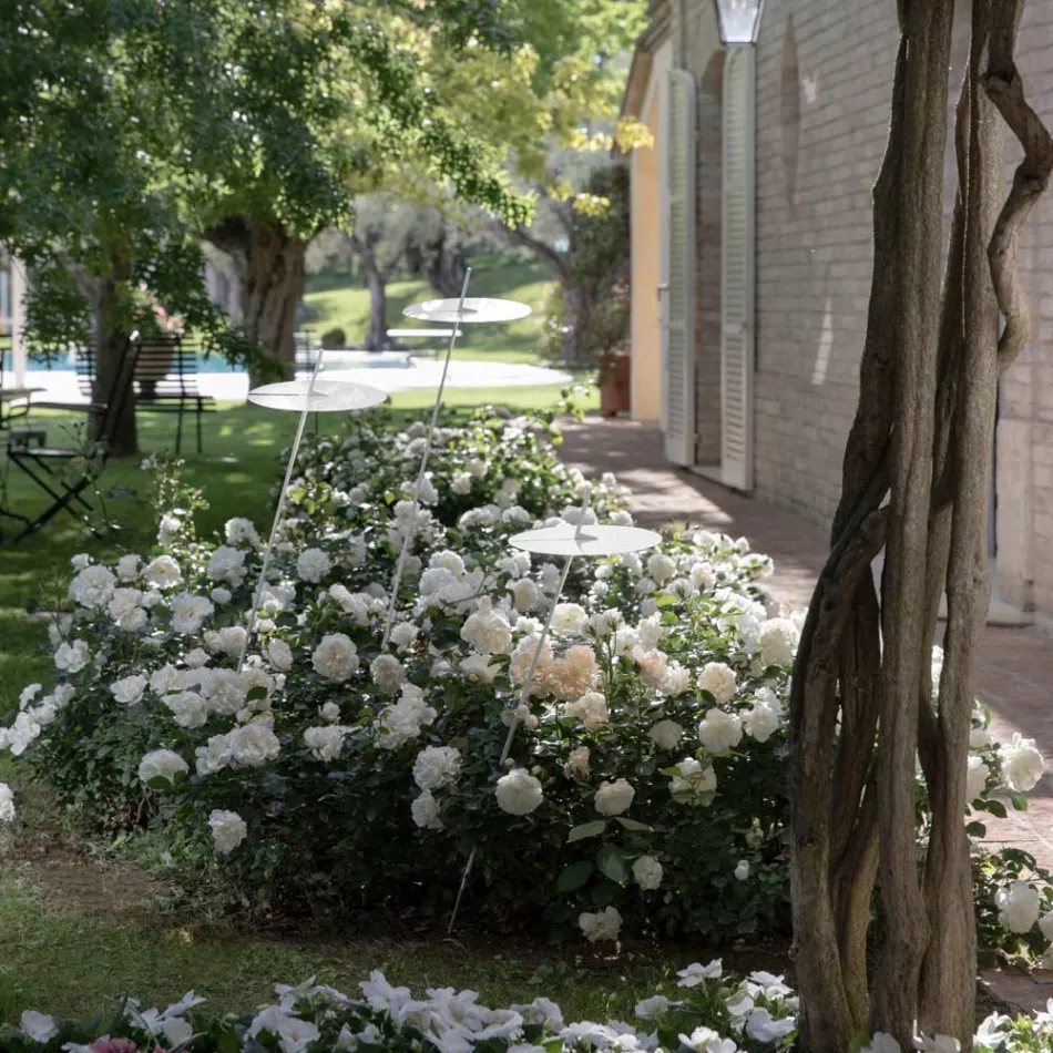 Lámpara de pie de jardín Diseño de aluminio blanco con hoja de nenúfar - Cipriam Viadurini
