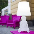 Lámpara de mesa Slide de Lady of Love de diseño luminoso fabricada en Italia.