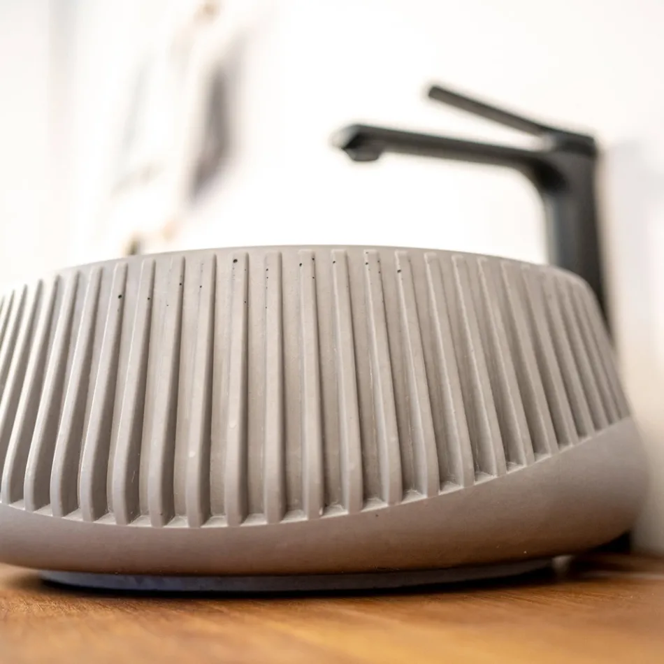 Lavabo sobre encimera redondo de cemento y resina - Ibisco Viadurini