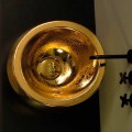 Lavabo redondo de diseño en encimera de cerámica Elisa italiana dorada