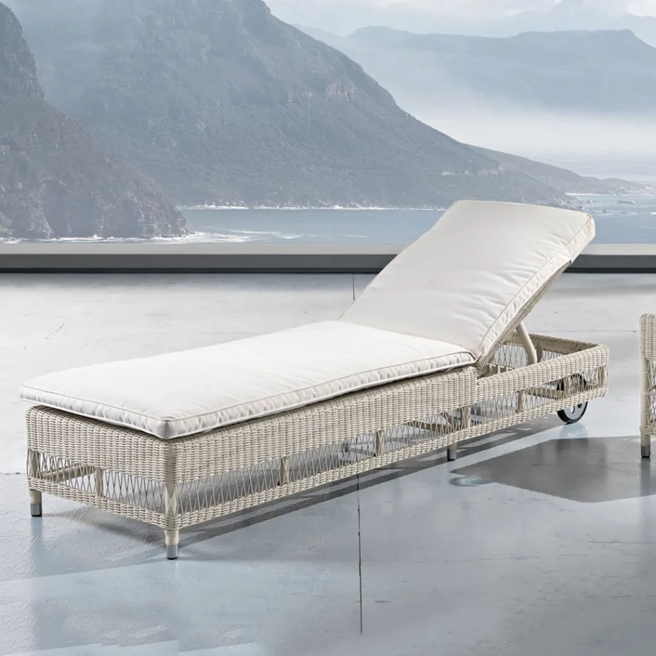 Tumbona de exterior con ruedas en polirratán tejido a mano - Gigi Viadurini