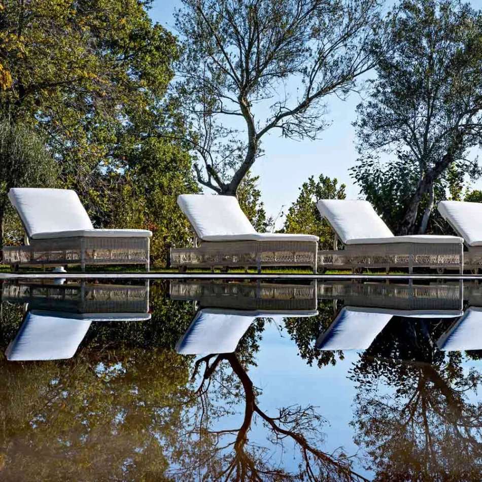 Tumbona de exterior con ruedas en polirratán tejido a mano - Gigi Viadurini