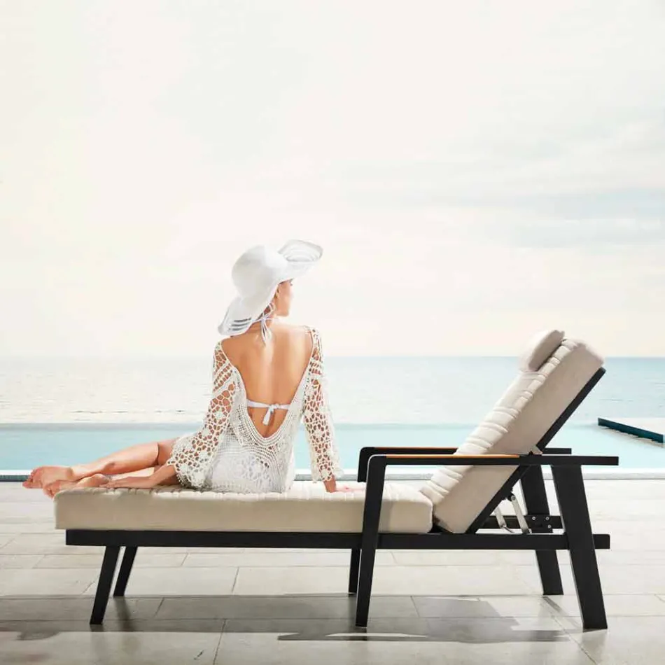 Tumbona de aluminio y reposabrazos de teca con reposacabezas - Moira Viadurini