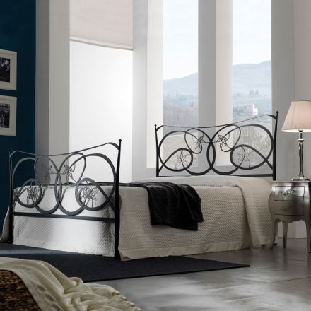 Cama doble con almohadas, colchón y 2 mesitas de noche Made in Italy - Natural Viadurini