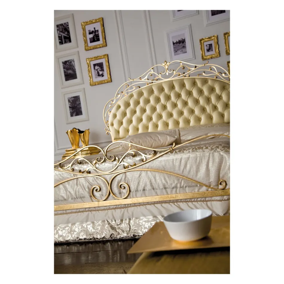 Cama doble con colchón, almohadas y 2 mesitas de noche Made in Italy - Laki Viadurini