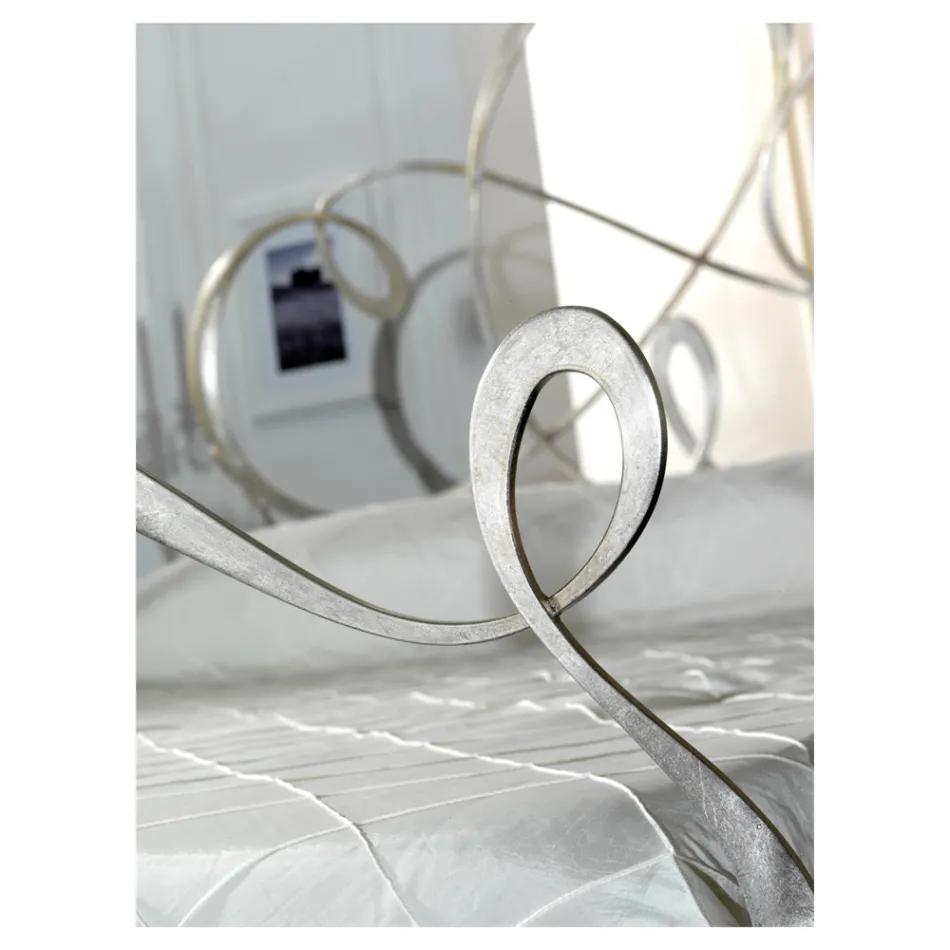 Cama de matrimonio con pie de cama, colchón y 2 mesitas de noche a juego - Nebbia Viadurini