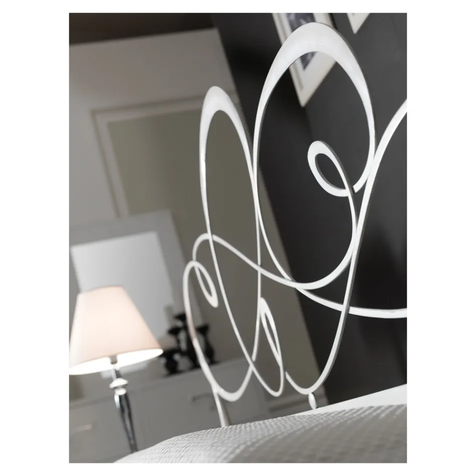 Cama doble con pie de cama, colchón y 2 mesitas de noche a juego - Nebbia Viadurini