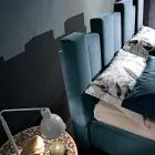 Cama doble de diseño tapizado moderno de alta calidad en azul o gris - Kenzo Viadurini
