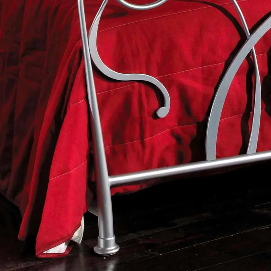 cama doble en el arte del hierro con las piernas afiladas Zoe Viadurini