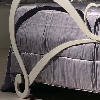 cama doble tapizada con cristales de hierro Kimberly