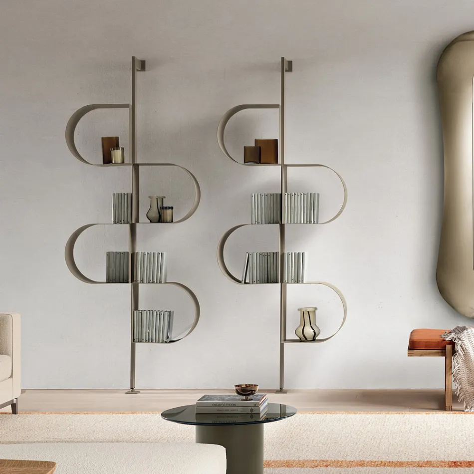 Librería vertical de metal pintado Fatima con patas ajustables Viadurini