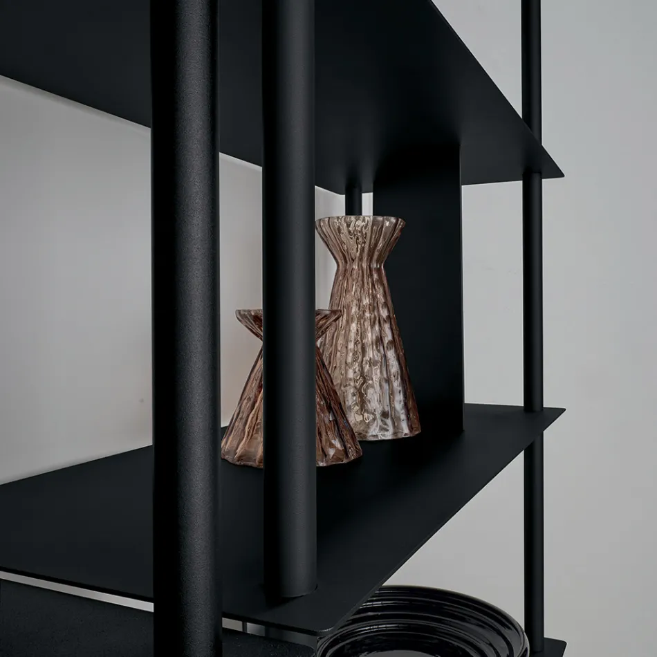 Librería vertical Filiberta de metal pintado, fabricada en Italia. Viadurini