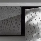 Aparador con 3 puertas y 3 estantes interiores, decoración de aluminio fundido - Scorpion Viadurini