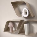 Estantería de pared metálica Eteris con espacio interior, disponible en tres colores.