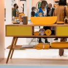 Mueble de baño amarillo en teca natural con cajonera - Hamadou Viadurini