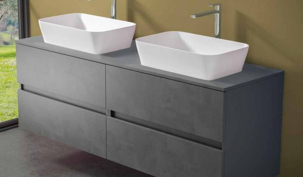 Mueble de baño suspendido y lavabo doble sobre encimera