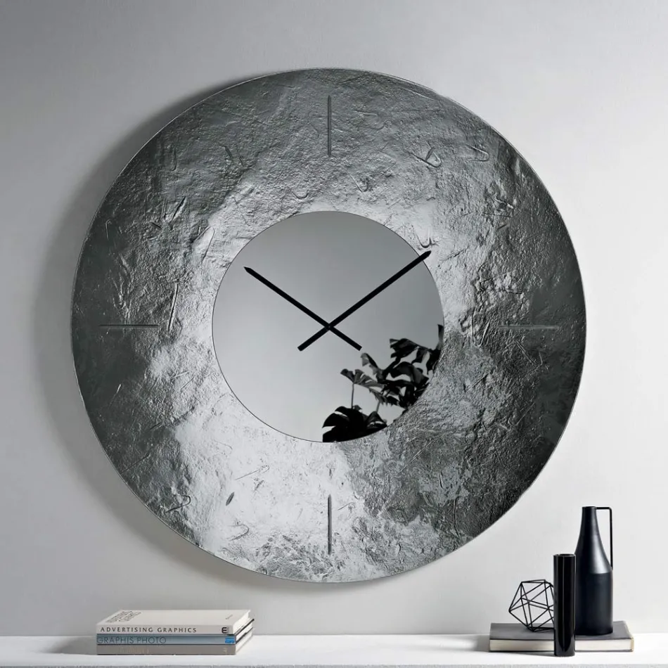 Cinzia - Reloj de pared de cristal fusionado con reverso plateado martillado, fabricado en Italia. Viadurini