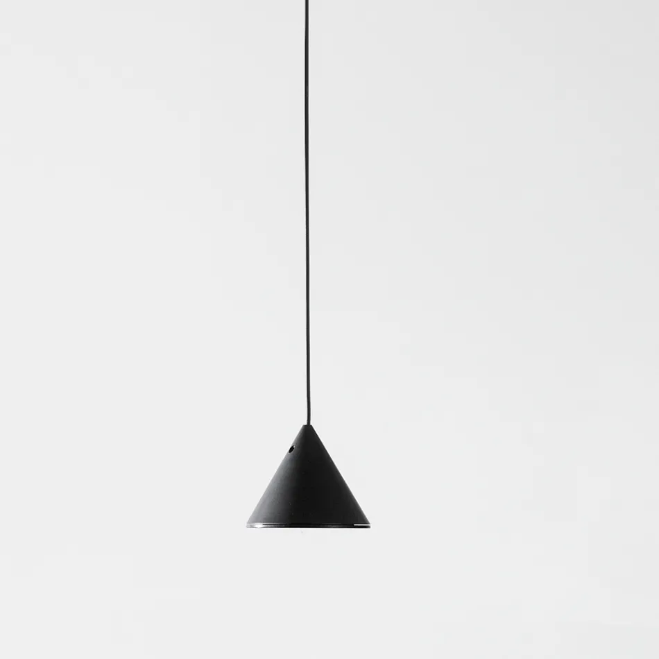 Lámpara de Pie Wire en Aluminio Negro y Diseño Minimal de Cono Pequeño - Mercado Viadurini