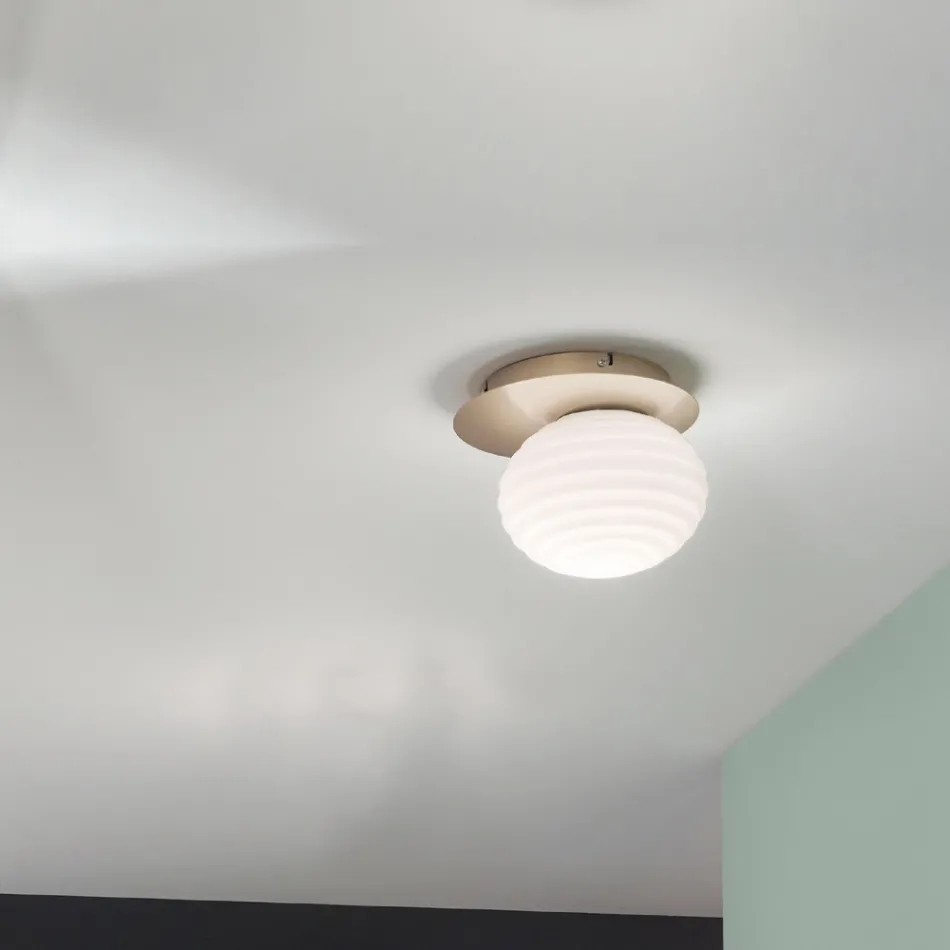 Lámpara de pared de vidrio soplado con estructura metálica - Swallow Viadurini