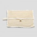 Clutch de algodón blanco natural nido de abeja con botón de nácar - Anteha