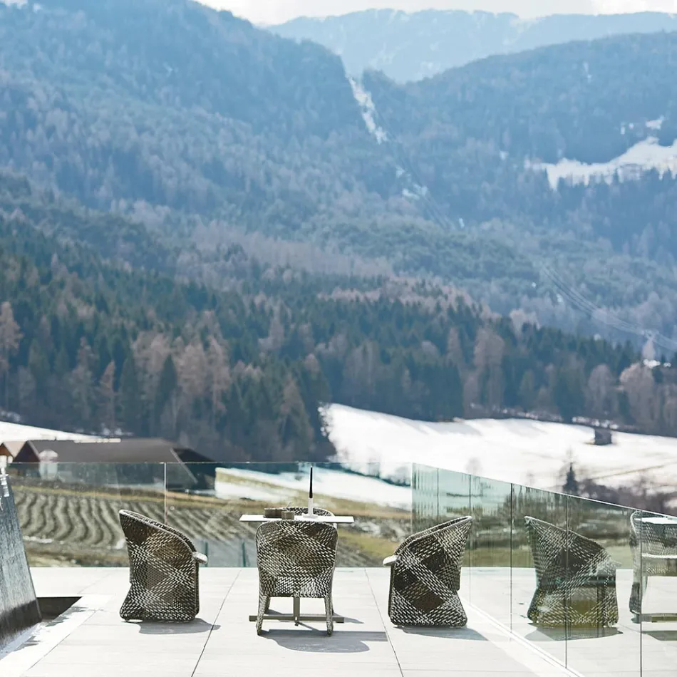 Sillón de jardín de fibra sintética trenzada de colores - Maat by Varaschin Viadurini