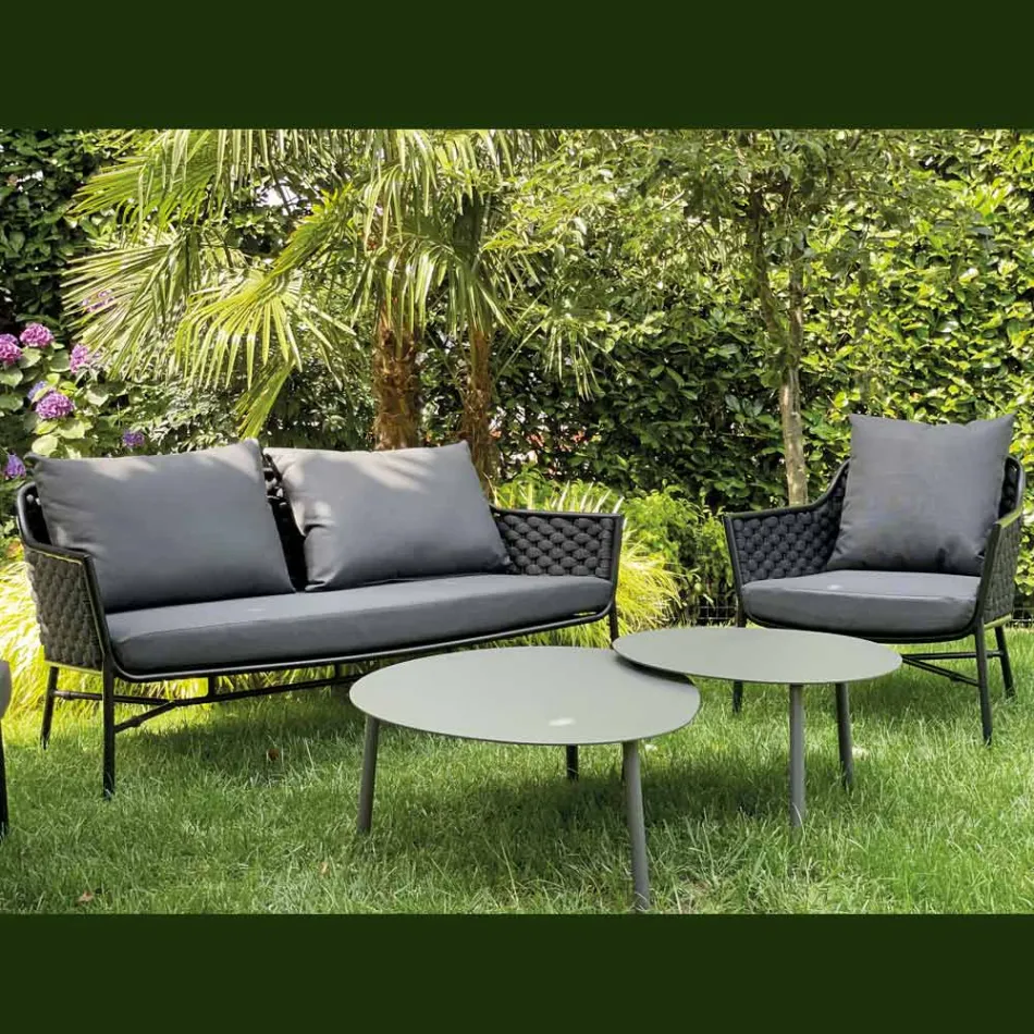 Sala de estar compuesta por sofá, sillones y dos mesas de centro de aluminio - Yuma Viadurini