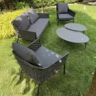 Sala de estar compuesta por sofá, sillones y dos mesas de centro de aluminio - Yuma Viadurini