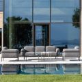 Sala de estar exterior con sofá y 2 sillones en tela Made in Italy - Suki