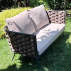 Sala de estar al aire libre con sofá, sillón y mesa de centro rectangular - Dandelium Viadurini