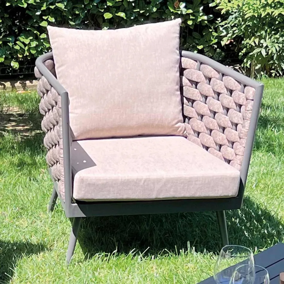 Sala de estar al aire libre con sofá, sillón y mesa de centro rectangular - Dandelium Viadurini