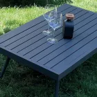 Sala de estar al aire libre con sofá, sillón y mesa de centro rectangular - Dandelium Viadurini