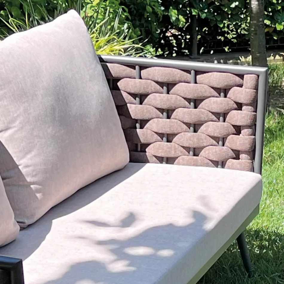 Sala de estar al aire libre con sofá, sillón y mesa de centro rectangular - Dandelium Viadurini