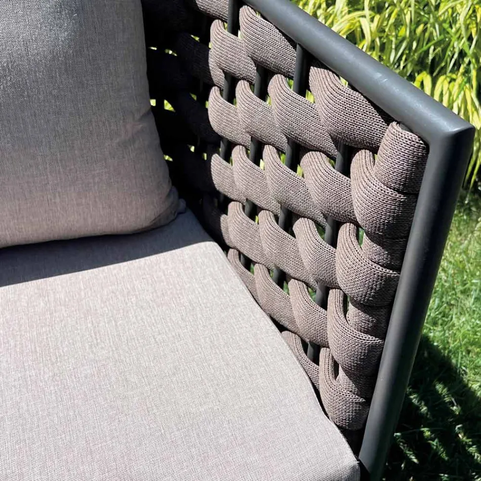 Sala de estar al aire libre con sofá, sillón y mesa de centro rectangular - Dandelium Viadurini