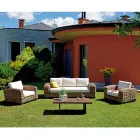 Salón de jardín de ratán con mesa de centro de madera y cojines - Hugues Viadurini